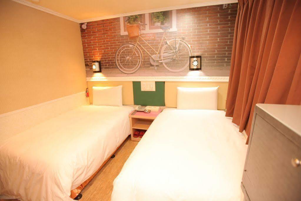 Dealer Hotel Taipei Exterior photo